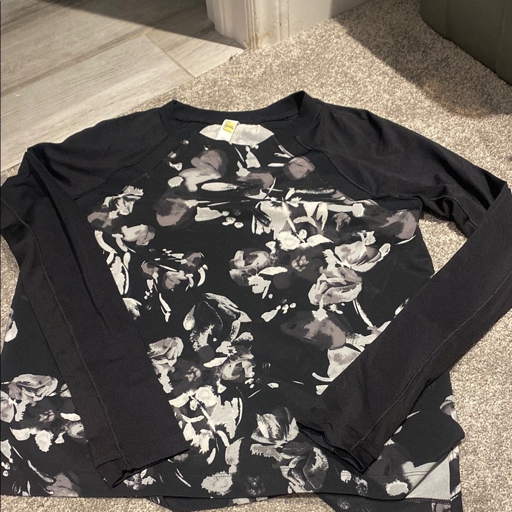 Lolë black and white patterned yoga sports long sleeve top size medium
